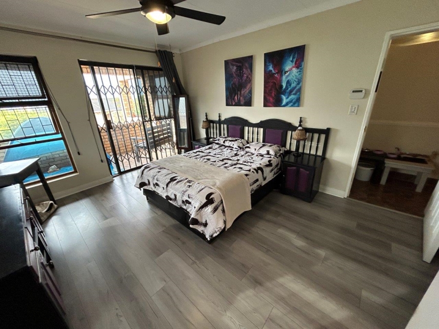 6 Bedroom Property for Sale in Wavecrest Eastern Cape